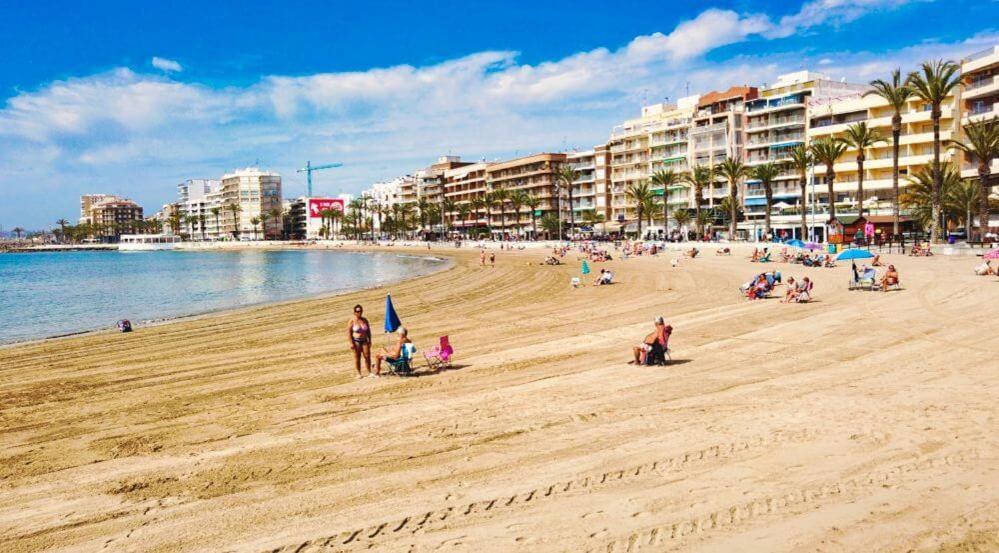 Piso En El Centro Apartment Torrevieja Luaran gambar
